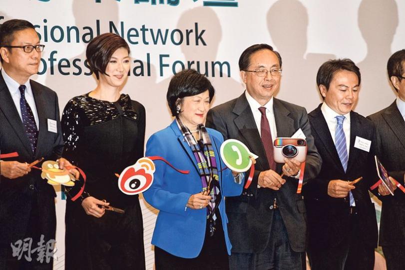 由大律師容海恩(左二)任主席嘅「香港青年.專業網絡」噚晚正式成立。啟動典禮上多名政商界嘉賓撐場,包括創科局長楊偉雄(右二)、新民黨主席葉劉淑儀(中)等。(李紹昌攝) 由大律師容海恩(左二)任主席嘅「香港青年.專業網絡」噚晚正式成立。啟動典禮上多名政商界嘉賓撐場,包括創科局長楊偉雄(右二)、新民黨主席葉劉淑儀(中)等。(李紹昌攝)