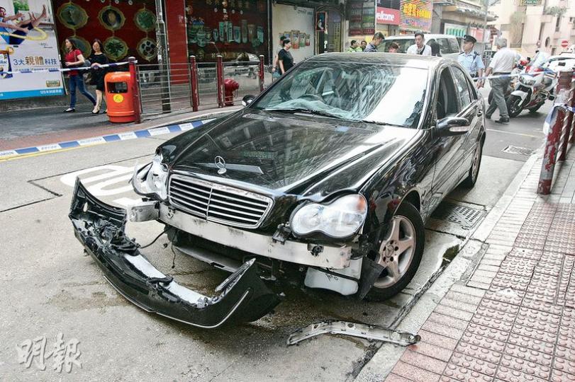 涉事平治房車撞至車頭「泵把」飛脫,司機逃去無蹤;警員調查期間有人到場冒認司機被捕,警員搜查後在車廂內搜出仿製手槍、刀及爆竊工具。(伍浦鋒攝) 涉事平治房車撞至車頭「泵把」飛脫,司機逃去無蹤;警員調查期間有人到場冒認司機被捕,警員搜查後在車廂內搜出仿製手槍、刀及爆竊工具。(伍浦鋒攝)