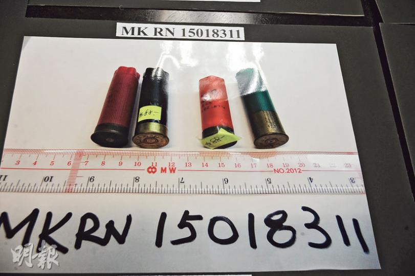 警方揭發有軍事用品店非法售賣霰彈槍的彈殼,拘捕一名男負責人,並檢獲4粒彈殼。(衛永康攝)警方搗破6個賭檔,除檢獲賭具外,還檢獲一批武器,當中包括東洋刀、西瓜刀及牛肉刀等。(衛永康攝) 警方揭發有軍事用品店非法售賣霰彈槍的彈殼,拘捕一名男負責人,並檢獲4粒彈殼。(衛永康攝)警方搗破6個賭檔,除檢獲賭具外,還檢獲一批武器,當中包括東洋刀、西瓜刀及牛肉刀等。(衛永康攝)