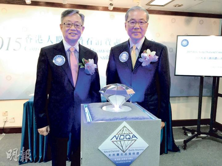 香港鑽石總會調查發現約六成女性在伴侶求婚時,盼收到1卡以上的鑽石戒指,但男性求婚時僅不足四成會買1卡以上鑽石戒指。該會創會會長及主席馬墉宜(右)相信女性覺得鑽石愈大愈有誠意。(邱雅錡攝) 香港鑽石總會調查發現約六成女性在伴侶求婚時,盼收到1卡以上的鑽石戒指,但男性求婚時僅不足四成會買1卡以上鑽石戒指。該會創會會長及主席馬墉宜(右)相信女性覺得鑽石愈大愈有誠意。(邱雅錡攝)