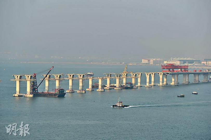 港珠澳大橋香港段工程最新造價增至358.9億元,路政署上周承認工程需延遲1年至2017年完成。目前大橋仍在做橋墩工程。(鄧宗弘攝)立法會工務小組委員會昨早討論港珠澳大橋香港段工程的54.6億元追加撥款,路政署長劉家強(左)在會上表示,若未能如期取得撥款,大橋香港口岸需刪減部分工程,包括無法提供停車場及檢查亭等。(鄧宗弘攝) 港珠澳大橋香港段工程最新造價增至358.9億元,路政署上周承認工程需延遲1年至2017年完成。目前大橋仍在做橋墩工程。(鄧宗弘攝)立法會工務小組委員會昨早討論港珠澳大橋香港段工程的54.6億元追加撥款,路政署長劉家強(左)在會上表示,若未能如期取得撥款,大橋香港口岸需刪減部分工程,包括無法提供停車場及檢查亭等。(鄧宗弘攝)