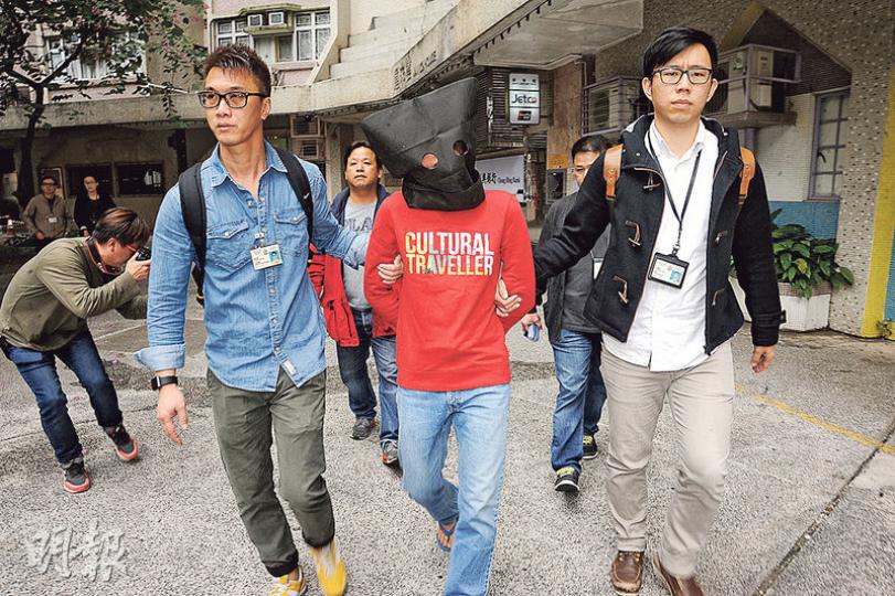 警方昨在大埔運頭塘邨拘捕一名男子(中),他涉嫌上月三度爆竊區內同一間茶餐廳,掠去約4500元現金。(衛永康攝) 警方昨在大埔運頭塘邨拘捕一名男子(中),他涉嫌上月三度爆竊區內同一間茶餐廳,掠去約4500元現金。(衛永康攝)
