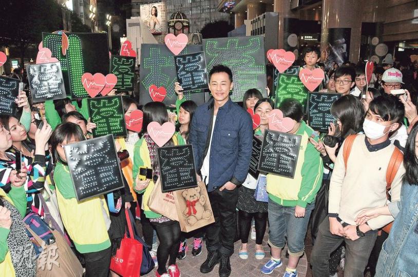 林峯昨晚在銅鑼灣鬧市舉行新歌MV發布活動,吸引半百粉絲到場守候,粉絲一見林峯現身即蜂擁而上將他包圍。(攝影﹕孫華中) 林峯昨晚在銅鑼灣鬧市舉行新歌MV發布活動,吸引半百粉絲到場守候,粉絲一見林峯現身即蜂擁而上將他包圍。(攝影﹕孫華中)