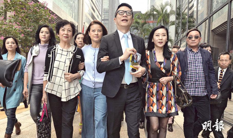 葉家寶昨與一眾藝人手挽手到達區域法院,圖左起為黃素歡、袁潔儀、鮑起靜、黎燕珊、葉家寶、魏秋樺。上庭前葉家寶向記者展示由力克胡哲(Nick Vujicic)所著Stand Strong一書,他說這本書是基督徒寫的,作者無手無腳,但都堅強生活,他會如作者一樣積極面對。(馮凱鍵攝) 葉家寶昨與一眾藝人手挽手到達區域法院,圖左起為黃素歡、袁潔儀、鮑起靜、黎燕珊、葉家寶、魏秋樺。上庭前葉家寶向記者展示由力克胡哲(Nick Vujicic)所著Stand Strong一書,他說這本書是基督徒寫的,作者無手無腳,但都堅強生活,他會如作者一樣積極面對。(馮凱鍵攝)