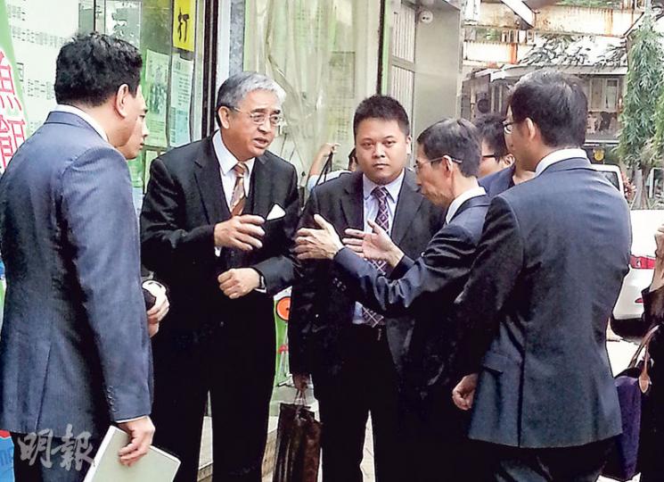 法官陳江耀法官(灰髮者)與雙方大律師在老人院門外討論聆訊安排。(羅霜寧攝)被告馬恩國(圖)昨與母親一起到大角嘴的老人院聽取證供。(羅霜寧攝)爭產案審訊昨日移師大角嘴福群老人院,以聽取居於該院的證人陳達榮作供。(羅霜寧攝) 法官陳江耀法官(灰髮者)與雙方大律師在老人院門外討論聆訊安排。(羅霜寧攝)被告馬恩國(圖)昨與母親一起到大角嘴的老人院聽取證供。(羅霜寧攝)爭產案審訊昨日移師大角嘴福群老人院,以聽取居於該院的證人陳達榮作供。(羅霜寧攝)