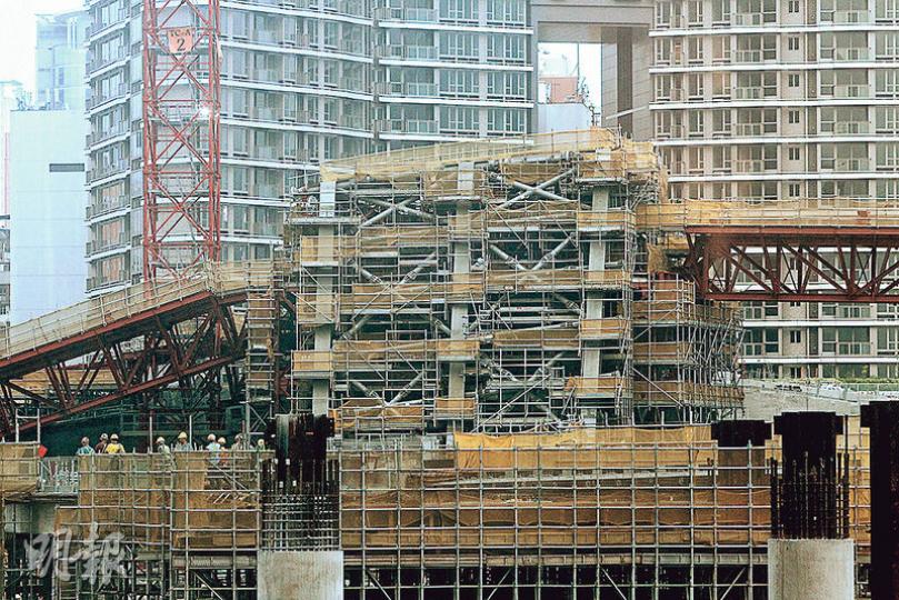高鐵西九龍總站工程進度,被視為整項高鐵工程能否於2018年第3季完成的關鍵。目前用作支撐車站上蓋的巨型支柱及頂部鋼架正做裝嵌,可見車站弧形輪廓。(林浚源攝) 高鐵西九龍總站工程進度,被視為整項高鐵工程能否於2018年第3季完成的關鍵。目前用作支撐車站上蓋的巨型支柱及頂部鋼架正做裝嵌,可見車站弧形輪廓。(林浚源攝)