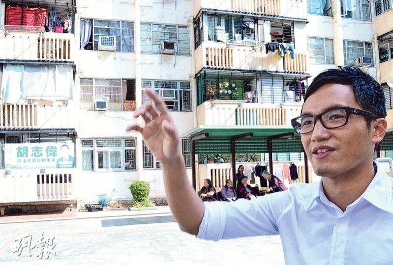 區會新丁鄭景陽過去3年在胡志偉的議辦工作,這議辦位於50多年樓齡的和樂邨地下單位(圖左下方)。鄭說該小單位原為住宅,後期改為議辦,由於位置方便,居民有時路過會敲敲窗跟入面幾名議助打招呼。(劉焌陶攝) 區會新丁鄭景陽過去3年在胡志偉的議辦工作,這議辦位於50多年樓齡的和樂邨地下單位(圖左下方)。鄭說該小單位原為住宅,後期改為議辦,由於位置方便,居民有時路過會敲敲窗跟入面幾名議助打招呼。(劉焌陶攝)