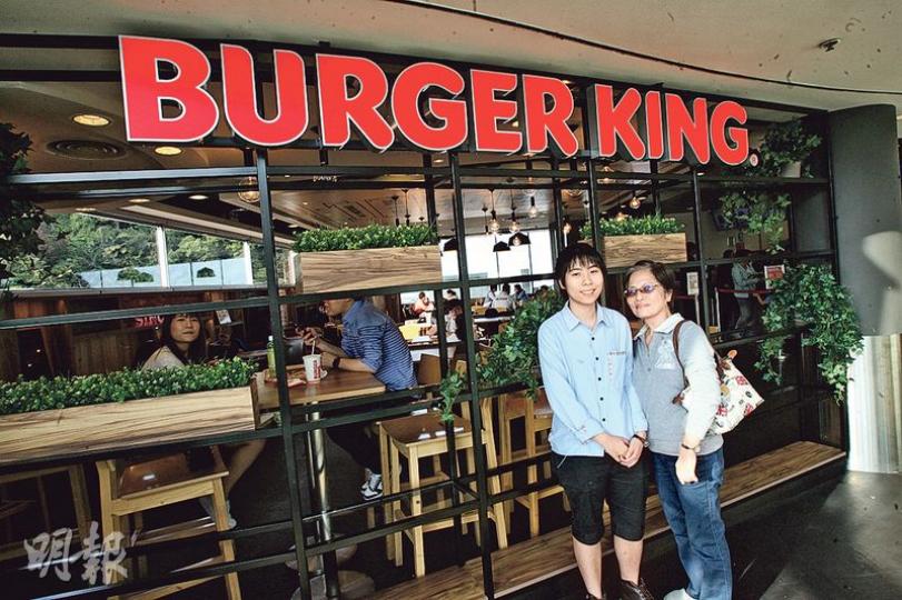 食客劉小姐(左)及其母(右)昨日到山頂遊玩,順道到Burger King用餐,二人對Burger King的5間分店停業感可惜。(伍浦鋒攝) 食客劉小姐(左)及其母(右)昨日到山頂遊玩,順道到Burger King用餐,二人對Burger King的5間分店停業感可惜。(伍浦鋒攝)