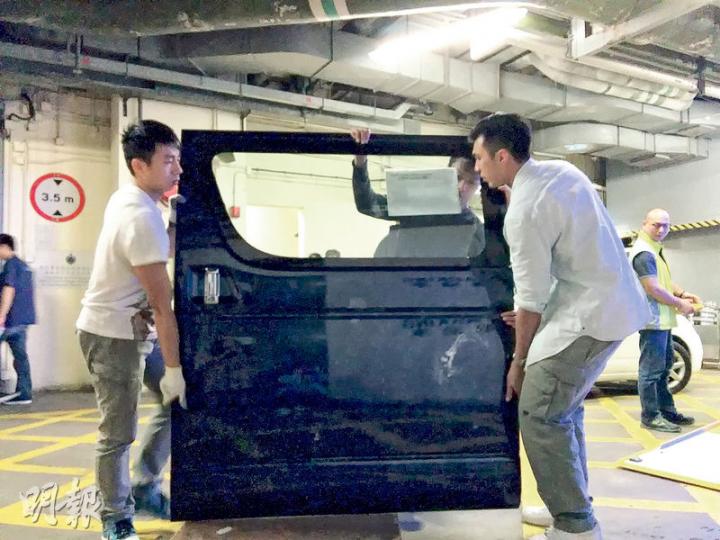 運輸工人繆富邦於今年初在大角嘴盜取一輛輕型貨車的後車門及揚聲器等。圖為失竊的輕型貨車車門。(植敏欣攝) 運輸工人繆富邦於今年初在大角嘴盜取一輛輕型貨車的後車門及揚聲器等。圖為失竊的輕型貨車車門。(植敏欣攝)