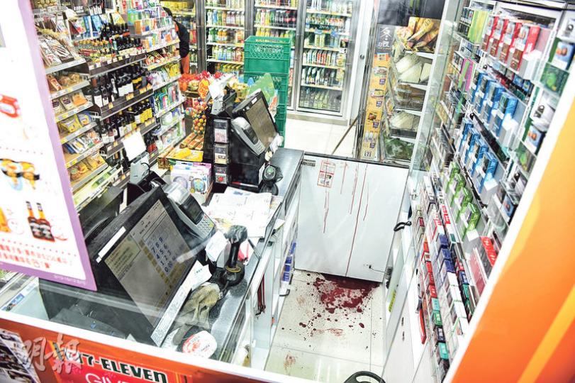 尼籍男子逃入便利店躲避,因胸口中刀傷及動脈,現場地面遺下血迹。(蔡方山攝) 尼籍男子逃入便利店躲避,因胸口中刀傷及動脈,現場地面遺下血迹。(蔡方山攝)