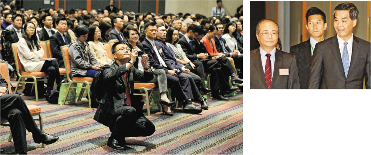 有咩咁值得新聞統籌專員馮煒光(左圖中)出席活動時踎喺度影嘢?梁振英(上圖右)噚日同吳克儉(上圖左)一齊出席生涯規劃創未來暨商校合作計劃慶典,馮專員咁落力,似乎係為咗幫CY玩facebook,呢個活動後,CY嘅fb就有晒相同片喇。(鄧宗弘攝) 有咩咁值得新聞統籌專員馮煒光(左圖中)出席活動時踎喺度影嘢?梁振英(上圖右)噚日同吳克儉(上圖左)一齊出席生涯規劃創未來暨商校合作計劃慶典,馮專員咁落力,似乎係為咗幫CY玩facebook,呢個活動後,CY嘅fb就有晒相同片喇。(鄧宗弘攝)