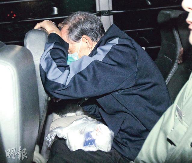 法官指首被告發展商李欽培(圖)在案中扮演主導角色,是最大的獲益者,但考慮他年老,判他監禁3年。(李紹昌攝)12名被告昨入庭時向家屬揮手,又報以微笑;被判刑後多名被告情緒激動,一度落淚。第8被告鄭宇宏(左)及第10被告邱貴珠(右)乘坐囚車離開時以衣服、口罩遮臉。(李紹昌攝)法官昨宣判後,到場旁聽的家屬都哭成淚人,部分聲淚俱下地說,原希望可判緩刑,認為法官判刑過重。部分被告家屬聞判後更情緒激動,需由人攙扶離開。(李紹昌攝)套丁案12名被告近百名親友,昨到庭聽候判刑,部分人離庭後情緒仍未能平復,在庭外 法官指首被告發展商李欽培(圖)在案中扮演主導角色,是最大的獲益者,但考慮他年老,判他監禁3年。(李紹昌攝)12名被告昨入庭時向家屬揮手,又報以微笑;被判刑後多名被告情緒激動,一度落淚。第8被告鄭宇宏(左)及第10被告邱貴珠(右)乘坐囚車離開時以衣服、口罩遮臉。(李紹昌攝)法官昨宣判後,到場旁聽的家屬都哭成淚人,部分聲淚俱下地說,原希望可判緩刑,認為法官判刑過重。部分被告家屬聞判後更情緒激動,需由人攙扶離開。(李紹昌攝)套丁案12名被告近百名親友,昨到庭聽候判刑,部分人離庭後情緒仍未能平復,在庭外