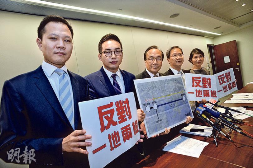 公民黨昨召開記者會,提出「車上檢」替代「一地兩檢」方案,認為不能因為一條鐵路而放棄「一國兩制」。(蘇智鑫攝) 公民黨昨召開記者會,提出「車上檢」替代「一地兩檢」方案,認為不能因為一條鐵路而放棄「一國兩制」。(蘇智鑫攝)