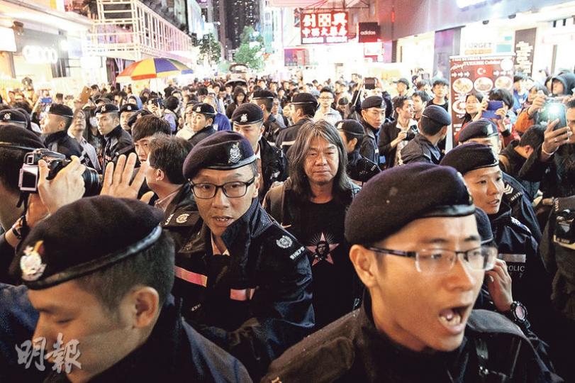 出席鍵盤戰線記者會的梁國雄(中),雖已表明會「拉布」,但仍被包圍指摘未有提交修正案。擾攘逾半小時後,梁由數十警員護送離開。(林俊源攝)知識產權署署長梁家麗說,修訂後大部分網民常用的截圖和戲仿作品都可獲得豁免,相信已能有效保障創作及言論自由。(鍾林枝攝) 出席鍵盤戰線記者會的梁國雄(中),雖已表明會「拉布」,但仍被包圍指摘未有提交修正案。擾攘逾半小時後,梁由數十警員護送離開。(林俊源攝)知識產權署署長梁家麗說,修訂後大部分網民常用的截圖和戲仿作品都可獲得豁免,相信已能有效保障創作及言論自由。(鍾林枝攝)