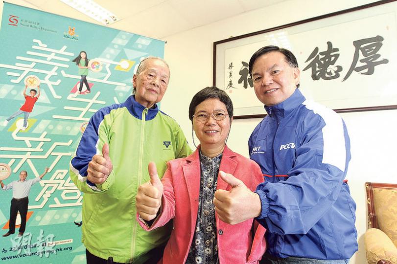 陳球婆婆(左)和陳成達(右)獲20年以上長期服務獎,陳先生20年來持續探訪病童和有學習障礙的兒童,探索出一套照顧特別兒童的心得。2011年獲頒「十大再生勇士」的鄧英蘭(中)在領獎典禮上分享服務心得,認為做義工最重要是「真心」。(林俊源攝) 陳球婆婆(左)和陳成達(右)獲20年以上長期服務獎,陳先生20年來持續探訪病童和有學習障礙的兒童,探索出一套照顧特別兒童的心得。2011年獲頒「十大再生勇士」的鄧英蘭(中)在領獎典禮上分享服務心得,認為做義工最重要是「真心」。(林俊源攝)