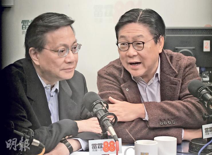 港鐵候任主席馬時亨(右)說,不認為當年港鐵「錯估」高鐵造價,指大型工程「幾乎個個都超支」,又笑稱「屋企裝修都超兩三成」。與馬時亨出席同一電台節目的運輸及房屋局長張炳良(左)說一地兩檢最終能否成事,取決於兩地的互信。(李紹昌攝) 港鐵候任主席馬時亨(右)說,不認為當年港鐵「錯估」高鐵造價,指大型工程「幾乎個個都超支」,又笑稱「屋企裝修都超兩三成」。與馬時亨出席同一電台節目的運輸及房屋局長張炳良(左)說一地兩檢最終能否成事,取決於兩地的互信。(李紹昌攝)
