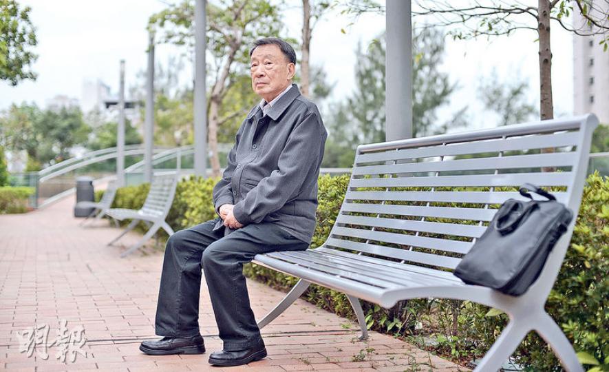 周永新榮休兩年多以來,每周數天回港大,為退休保障研究忙碌。研退保30載,功未成,終究要身退,他希望退保諮詢過後遠離政治,放下公事包,「也是時候找個伴」。(鍾林枝攝)自有長者2元車資優惠後,周永新出入靠乘公共交通,不時遇見市民向他握手道謝,又安慰他不要上心,他自感已誠實說出全民退保建議,不要把遺憾帶到退休階段。(鍾林枝攝) 周永新榮休兩年多以來,每周數天回港大,為退休保障研究忙碌。研退保30載,功未成,終究要身退,他希望退保諮詢過後遠離政治,放下公事包,「也是時候找個伴」。(鍾林枝攝)自有長者2元車資優惠後,周永新出入靠乘公共交通,不時遇見市民向他握手道謝,又安慰他不要上心,他自感已誠實說出全民退保建議,不要把遺憾帶到退休階段。(鍾林枝攝)