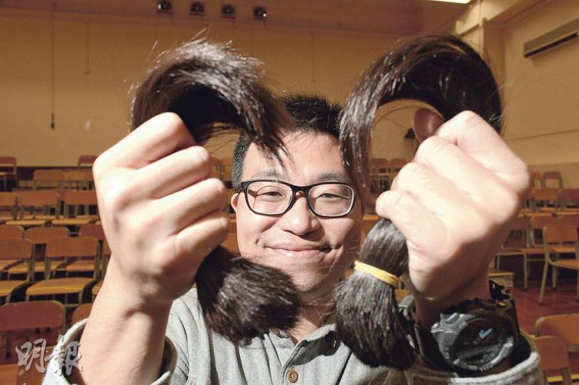 中華基督教會協和書院教師關智豪(圖),上月於校內舉辦「捐髮日」,近80名女同學把長長秀髮送予患癌病友,關老師希望藉此令同學明白分享的意義。(鍾林枝攝) 中華基督教會協和書院教師關智豪(圖),上月於校內舉辦「捐髮日」,近80名女同學把長長秀髮送予患癌病友,關老師希望藉此令同學明白分享的意義。(鍾林枝攝)