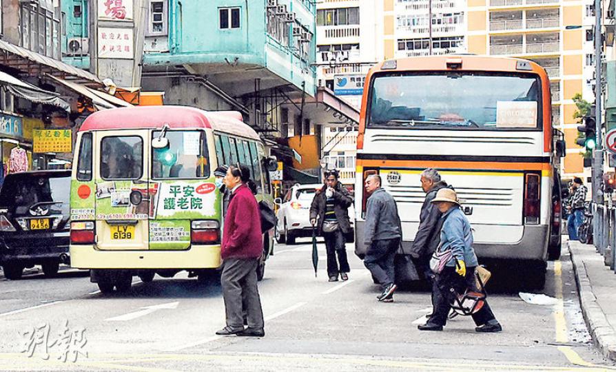 車禍位置附近約70米,有3條斑馬線供橫過馬頭角道,但記者觀察發現10分鐘內已有10多人棄用行人過路處,穿越3條行車線過馬路。(林智傑攝) 車禍位置附近約70米,有3條斑馬線供橫過馬頭角道,但記者觀察發現10分鐘內已有10多人棄用行人過路處,穿越3條行車線過馬路。(林智傑攝)