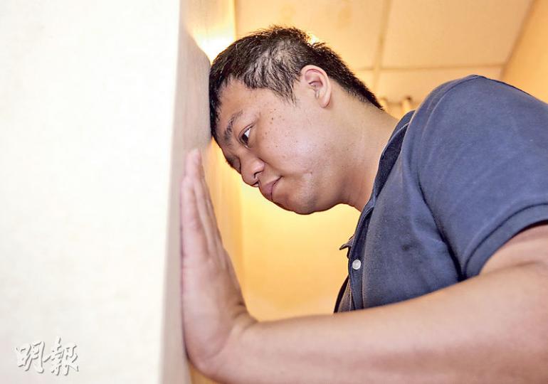 美林邨放狗老翁遭毆斃、拉錯智障男事件至今逾7月,案情未有新進展,家屬歐先生向警方投訴,亦未有得到合理解釋。歐先生冀向平機會投訴警方涉嫌殘疾歧視,但因部門處理程序不一碰壁,甚感沮喪。(郭慶輝攝) 美林邨放狗老翁遭毆斃、拉錯智障男事件至今逾7月,案情未有新進展,家屬歐先生向警方投訴,亦未有得到合理解釋。歐先生冀向平機會投訴警方涉嫌殘疾歧視,但因部門處理程序不一碰壁,甚感沮喪。(郭慶輝攝)