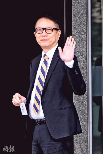 亞視在昨日死線前仍未能向全部員工出糧,執行董事葉家寶宣布辭職,稱不能再「以身試法」,留任執董面對嚴重的法律責任。圖為葉家寶昨早回亞視的情况。(林祖傑攝) 亞視在昨日死線前仍未能向全部員工出糧,執行董事葉家寶宣布辭職,稱不能再「以身試法」,留任執董面對嚴重的法律責任。圖為葉家寶昨早回亞視的情况。(林祖傑攝)