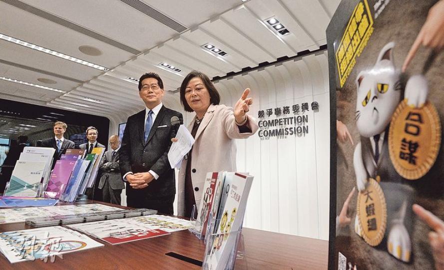 商務及經濟發展局長蘇錦樑(左)昨參觀競委會,該會主席胡紅玉(右)建議政府設訴訟基金,供競委會應付打官司開支,蘇錦樑回應稱言之尚早,但會確保競委會有足夠資源。(馮凱鍵攝) 商務及經濟發展局長蘇錦樑(左)昨參觀競委會,該會主席胡紅玉(右)建議政府設訴訟基金,供競委會應付打官司開支,蘇錦樑回應稱言之尚早,但會確保競委會有足夠資源。(馮凱鍵攝)