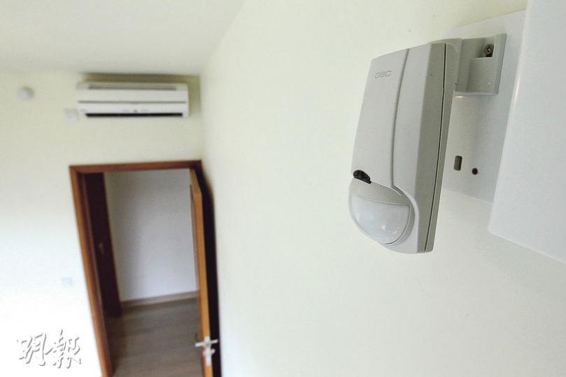 單位客廳首設「活動感應器」,針對長者可能遇到家居意外失救,感應器若連續8小時感應不到屋內有人活動,便會發出警示通知控制中心。(林俊源攝) 單位客廳首設「活動感應器」,針對長者可能遇到家居意外失救,感應器若連續8小時感應不到屋內有人活動,便會發出警示通知控制中心。(林俊源攝)