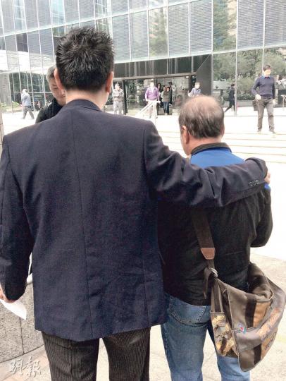 被告現任李姓男友(左)昨獲判無罪後,與其「襟兄弟」、即事主生父(右)在法院外搭膊頭。事主生父昨表示沒怪責李和前妻,因「佢哋都係得個講字,乜都無做過」。他透露女兒現由他照顧,最近情緒有點不穩。(黃建邦攝) 被告現任李姓男友(左)昨獲判無罪後,與其「襟兄弟」、即事主生父(右)在法院外搭膊頭。事主生父昨表示沒怪責李和前妻,因「佢哋都係得個講字,乜都無做過」。他透露女兒現由他照顧,最近情緒有點不穩。(黃建邦攝)