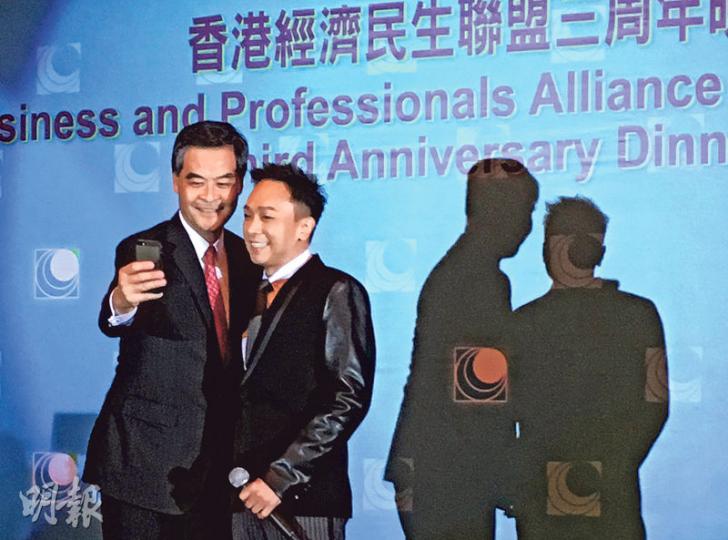 經民聯3周年晚宴請咗歌手黃家強(右)做表演嘉賓,特首梁振英一時興起,拎住手機走上台同家強玩自拍。(施嘉雯攝)擅長炒股嘅經民聯張華峰(左二)早排收到冒充「黃楚標」嘅騙徒電話,據報被呃咗9萬元,但噚晚經民聯喜慶日子,張華峰就話唔講呢件不快事,繼續同來賓風花雪月。(施嘉雯攝) 經民聯3周年晚宴請咗歌手黃家強(右)做表演嘉賓,特首梁振英一時興起,拎住手機走上台同家強玩自拍。(施嘉雯攝)擅長炒股嘅經民聯張華峰(左二)早排收到冒充「黃楚標」嘅騙徒電話,據報被呃咗9萬元,但噚晚經民聯喜慶日子,張華峰就話唔講呢件不快事,繼續同來賓風花雪月。(施嘉雯攝)