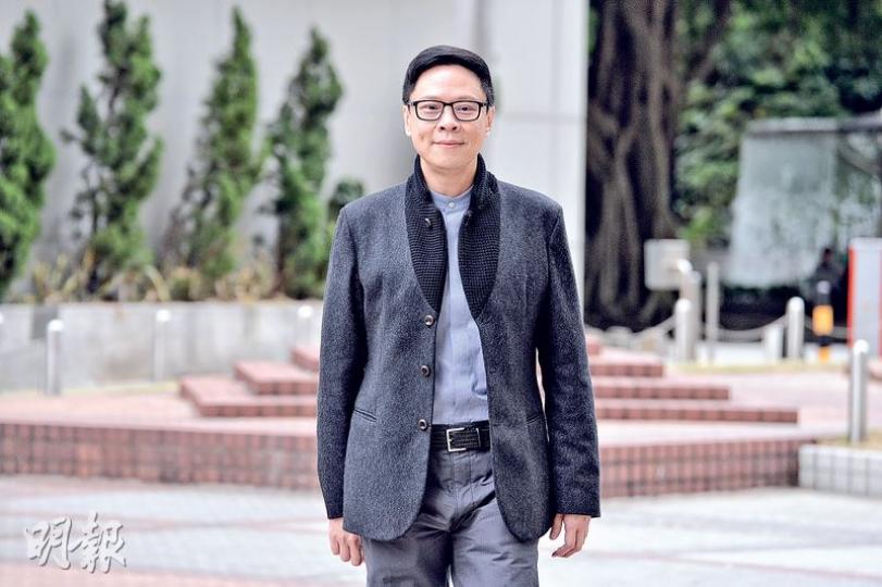 一直陪伴陳志雲(圖)出庭的藝人王喜昨未出現,陳說王喜正在內地拍劇,被問到王喜有否WhatsApp支持他時則笑而不語。陳又說暫未將裁決通知王喜,但相信對方「晏啲睇新聞會知」。(馮凱鍵攝) 一直陪伴陳志雲(圖)出庭的藝人王喜昨未出現,陳說王喜正在內地拍劇,被問到王喜有否WhatsApp支持他時則笑而不語。陳又說暫未將裁決通知王喜,但相信對方「晏啲睇新聞會知」。(馮凱鍵攝)