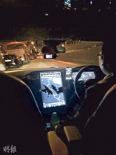 HKTaxi推出免費Tesla接送服務,司機Mike笑稱不少客戶都誤以為是詐騙事件。(周佩施攝) HKTaxi推出免費Tesla接送服務,司機Mike笑稱不少客戶都誤以為是詐騙事件。(周佩施攝)