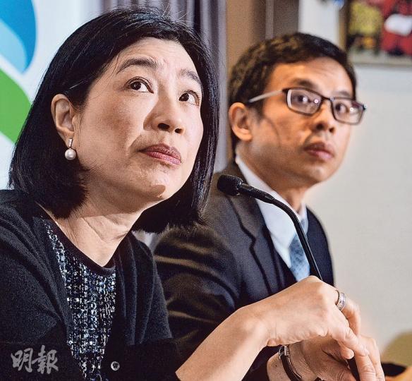 凌嘉敏(左)稱,調查顯示各逾四成受訪企業認為人幣未來將續貶值或維持穩定。圖右為渣打亞洲高級經濟師劉健恒。(劉焌陶攝) 凌嘉敏(左)稱,調查顯示各逾四成受訪企業認為人幣未來將續貶值或維持穩定。圖右為渣打亞洲高級經濟師劉健恒。(劉焌陶攝)