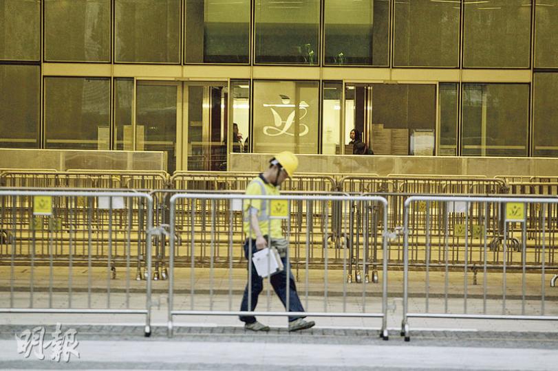 立法會廣場昨日已架起多重鐵馬陣,為今日立法會審議版權修訂條例做準備。除排好鐵馬陣,鐵馬之間亦有鎖鏈綁緊,以防鐵馬輕易被推倒。(郭慶輝攝)立法會今日審議版權修訂條例,有網民號召今在立法會外聚集,立法會昨加強保安措施,包括用鐵鏈及鐵鎖把防護欄鎖好。(郭慶輝攝) 立法會廣場昨日已架起多重鐵馬陣,為今日立法會審議版權修訂條例做準備。除排好鐵馬陣,鐵馬之間亦有鎖鏈綁緊,以防鐵馬輕易被推倒。(郭慶輝攝)立法會今日審議版權修訂條例,有網民號召今在立法會外聚集,立法會昨加強保安措施,包括用鐵鏈及鐵鎖把防護欄鎖好。(郭慶輝攝)