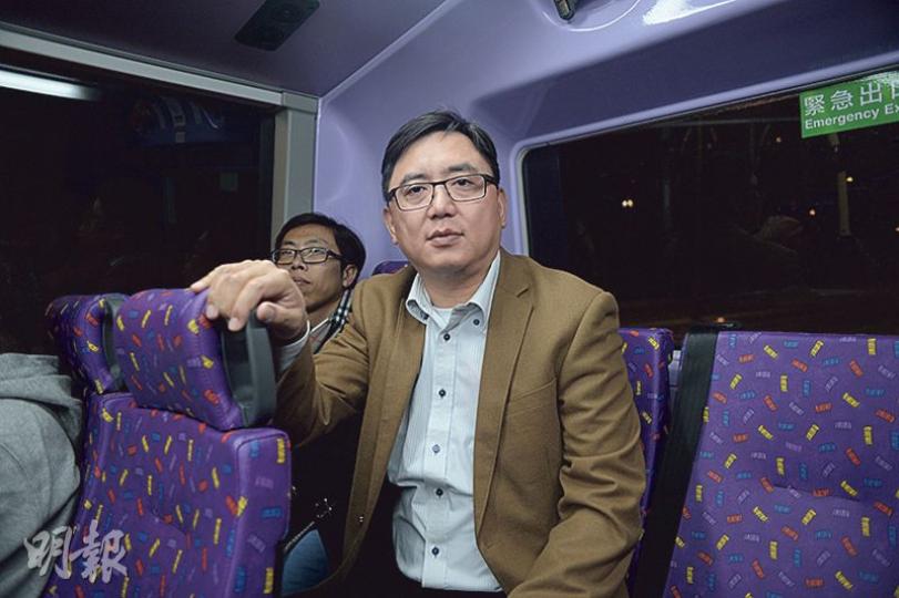 自由黨元朗區議員周永勤(圖)昨試坐改道後的N969,他說改道方案兩年前已遭議員大力反對,豈料城巴在休會期間「突襲」實施改道。(鍾林枝攝) 自由黨元朗區議員周永勤(圖)昨試坐改道後的N969,他說改道方案兩年前已遭議員大力反對,豈料城巴在休會期間「突襲」實施改道。(鍾林枝攝)