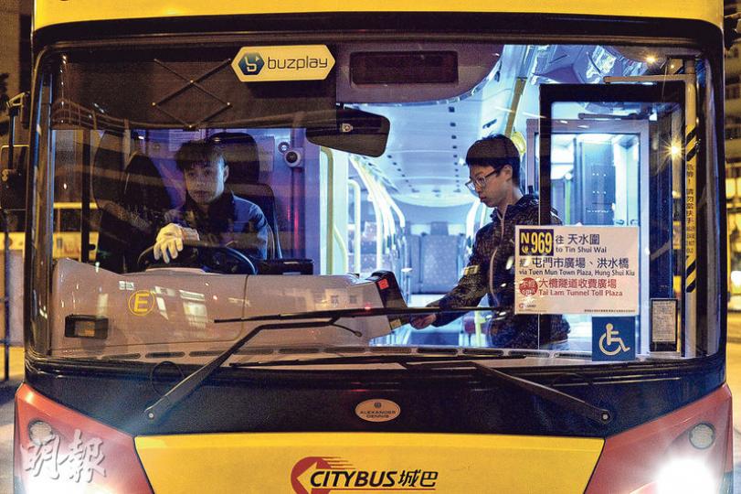 改道後首班N969從銅鑼灣總站開出,司機開車前貼上改道告示,提醒乘客新路線將改行屯門公路,途徑洪水橋,而大欖隧道收費廣場站將被取消。(鍾林枝攝)記者昨試乘其中一班改道後的N969,凌晨3時駛經第一個新增車站「屯門公路巴士轉乘站」,除記者外並無乘客下車,記者搭乘下一班N969,沿途15個新站亦只有一個站有乘客下車。 (鍾林枝攝) 改道後首班N969從銅鑼灣總站開出,司機開車前貼上改道告示,提醒乘客新路線將改行屯門公路,途徑洪水橋,而大欖隧道收費廣場站將被取消。(鍾林枝攝)記者昨試乘其中一班改道後的N969,凌晨3時駛經第一個新增車站「屯門公路巴士轉乘站」,除記者外並無乘客下車,記者搭乘下一班N969,沿途15個新站亦只有一個站有乘客下車。 (鍾林枝攝)