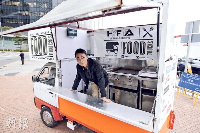 研發全港首架美食車的溫先生(圖)稱必會申請參與先導計劃,期待在旅遊景點大展拳腳。他現時擁10部美食車,圖為前年購入並自行改裝的首部「戰車」,主力租予私人活動。他說當年獲廚具公司贊助爐具,省回一筆,如買一套全新爐具,料約需20萬元。(郭慶輝攝) 研發全港首架美食車的溫先生(圖)稱必會申請參與先導計劃,期待在旅遊景點大展拳腳。他現時擁10部美食車,圖為前年購入並自行改裝的首部「戰車」,主力租予私人活動。他說當年獲廚具公司贊助爐具,省回一筆,如買一套全新爐具,料約需20萬元。(郭慶輝攝)