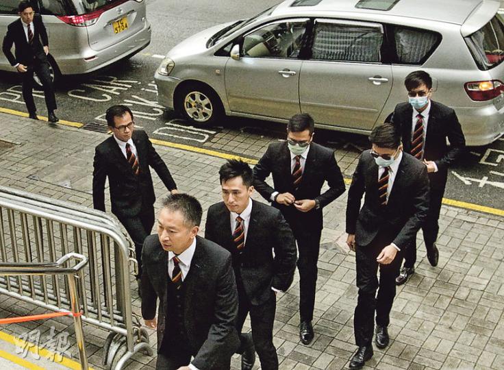 「七警案」被告偵緝警員關嘉豪(左上角起)、偵緝警長白榮斌、總督察黃祖成、高級督察劉卓毅、反黑組警員劉興沛、反黑組警員黃偉豪,以及偵緝警員陳少丹,昨穿上一樣的西裝和「警呔」,到灣仔區域法院應訊。(郭慶輝攝) 「七警案」被告偵緝警員關嘉豪(左上角起)、偵緝警長白榮斌、總督察黃祖成、高級督察劉卓毅、反黑組警員劉興沛、反黑組警員黃偉豪,以及偵緝警員陳少丹,昨穿上一樣的西裝和「警呔」,到灣仔區域法院應訊。(郭慶輝攝)
