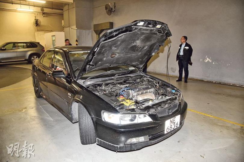 被發現的報失本田黑色私家車,車主曾刊登尋車廣告,但未有消息。直至昨日私家車被尋回時,原來被人套上了假牌,金色車軨亦被噴上黑漆。(蔡方山攝)警員到場發現涉事私家車的匙膽及車門被撬毁,經調查證實為今年9月在葵涌區報失的私家車。(蔡方山攝) 被發現的報失本田黑色私家車,車主曾刊登尋車廣告,但未有消息。直至昨日私家車被尋回時,原來被人套上了假牌,金色車軨亦被噴上黑漆。(蔡方山攝)警員到場發現涉事私家車的匙膽及車門被撬毁,經調查證實為今年9月在葵涌區報失的私家車。(蔡方山攝)