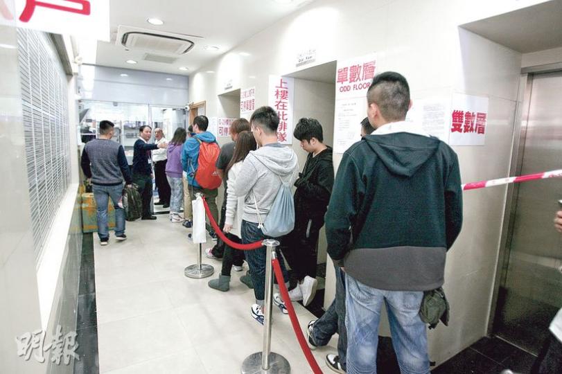好景中心昨日有一部載貨升降機恢復運作,需要「人潮管制」,地下大堂不時排滿人龍。(伍浦鋒攝) 好景中心昨日有一部載貨升降機恢復運作,需要「人潮管制」,地下大堂不時排滿人龍。(伍浦鋒攝)
