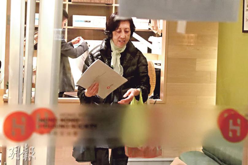 位於北角丹拿山的「白金長者屋」雋悅昨起接受年滿60歲的合資格長者申請,有長者昨前往索取申請表及參觀示範單位。(林俊源攝) 位於北角丹拿山的「白金長者屋」雋悅昨起接受年滿60歲的合資格長者申請,有長者昨前往索取申請表及參觀示範單位。(林俊源攝)