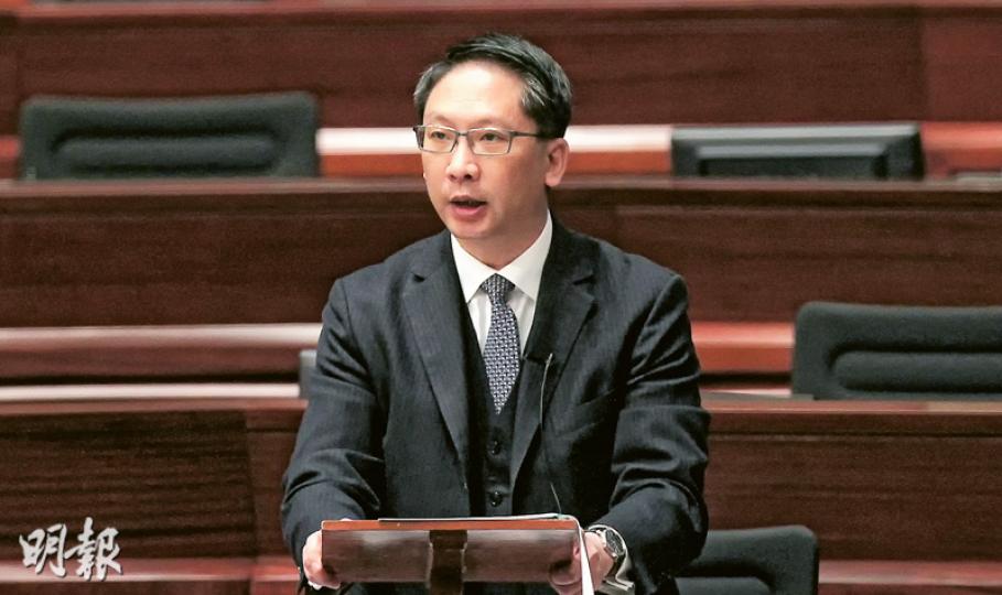 律政司長袁國強昨在立法會表示,實施高鐵一地兩檢的構思方案,包括正研究是否將內地相關法律納入《基本法》附件三,以及容許內地檢查人員在西九龍總站特定範圍執行內地法律等。政府明年初會到北京與內地相關部委再商討。(林俊源攝) 律政司長袁國強昨在立法會表示,實施高鐵一地兩檢的構思方案,包括正研究是否將內地相關法律納入《基本法》附件三,以及容許內地檢查人員在西九龍總站特定範圍執行內地法律等。政府明年初會到北京與內地相關部委再商討。(林俊源攝)
