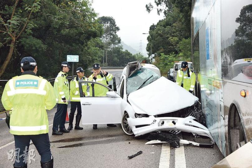 大埔公路昨晨發生車禍,一輛豐田Mark X辣車行駛途中失控越線與九巴迎頭狂撼,辣車撞至嚴重損毁掉頭緊貼巴士車身,車上司機重傷不治。(蔡方山攝)奪命車禍中,肇事Mark X辣車撞至車門飛脫、擋風玻璃碎裂,嚴重損毁變形,車廂滿佈碎片及雜物。(蔡方山攝)肇事房跑車被九巴撞推近20米始停下,全車嚴重損毁,沿途遺下車身飛脫組件及拋出雜物,散滿一地。(蔡方山攝) 大埔公路昨晨發生車禍,一輛豐田Mark X辣車行駛途中失控越線與九巴迎頭狂撼,辣車撞至嚴重損毁掉頭緊貼巴士車身,車上司機重傷不治。(蔡方山攝)奪命車禍中,肇事Mark X辣車撞至車門飛脫、擋風玻璃碎裂,嚴重損毁變形,車廂滿佈碎片及雜物。(蔡方山攝)肇事房跑車被九巴撞推近20米始停下,全車嚴重損毁,沿途遺下車身飛脫組件及拋出雜物,散滿一地。(蔡方山攝)