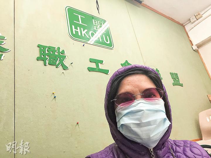 保安萍姐(圖)指行內工時大部分為12小時起跳,自己沒議價能力與僱主商討減工時,只好轉當兼職保安。(陳顥之攝) 保安萍姐(圖)指行內工時大部分為12小時起跳,自己沒議價能力與僱主商討減工時,只好轉當兼職保安。(陳顥之攝)