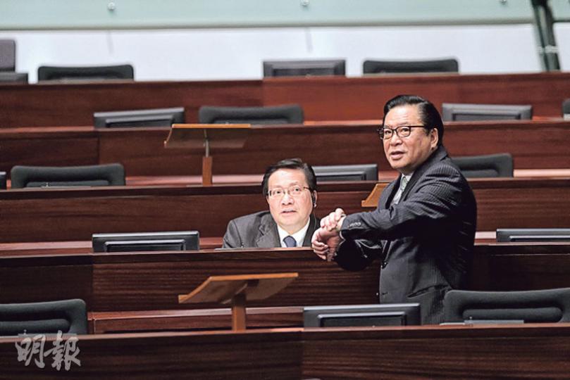 經民聯林健鋒(前)噚日未熄咪就自言自語講「冚家」,結果現場各人都聽到。(林俊源攝) 經民聯林健鋒(前)噚日未熄咪就自言自語講「冚家」,結果現場各人都聽到。(林俊源攝)