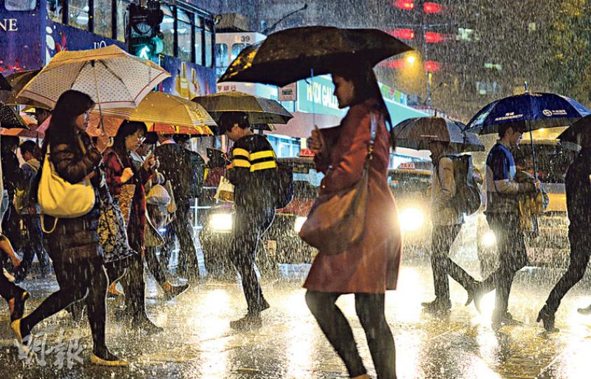 廣東沿岸大氣層空氣不穩定,並受東北季候風影響,本港昨灑下冷雨,氣溫下降,昨晚市區最低氣溫約17℃,冬衣與雨傘要齊齊出動。(鄧宗弘攝) 廣東沿岸大氣層空氣不穩定,並受東北季候風影響,本港昨灑下冷雨,氣溫下降,昨晚市區最低氣溫約17℃,冬衣與雨傘要齊齊出動。(鄧宗弘攝)