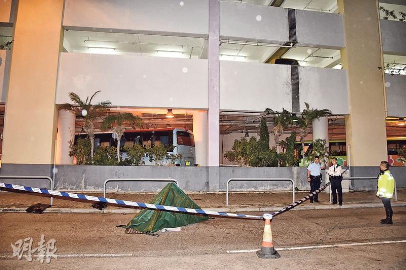 一名綜援漢疑因家事問題困擾,前晚深夜被發現在香港仔雅濤閣父母寓所停車場墮樓死亡;警員用帳篷遮蓋遺體,等候仵工舁走。(蔡方山攝) 一名綜援漢疑因家事問題困擾,前晚深夜被發現在香港仔雅濤閣父母寓所停車場墮樓死亡;警員用帳篷遮蓋遺體,等候仵工舁走。(蔡方山攝)