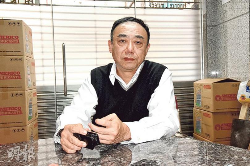 肇事小巴的登記車主為一間車行,董事包括「小巴大王」馬亞木的兒子馬僑生。外界稱為「新小巴大王」馬僑生昨表示,公司對司機的犯案行為不知情,認為警方應嚴懲犯法司機,事後亦已解僱該司機,退還公司取得的政府補貼。(林智傑攝) 肇事小巴的登記車主為一間車行,董事包括「小巴大王」馬亞木的兒子馬僑生。外界稱為「新小巴大王」馬僑生昨表示,公司對司機的犯案行為不知情,認為警方應嚴懲犯法司機,事後亦已解僱該司機,退還公司取得的政府補貼。(林智傑攝)