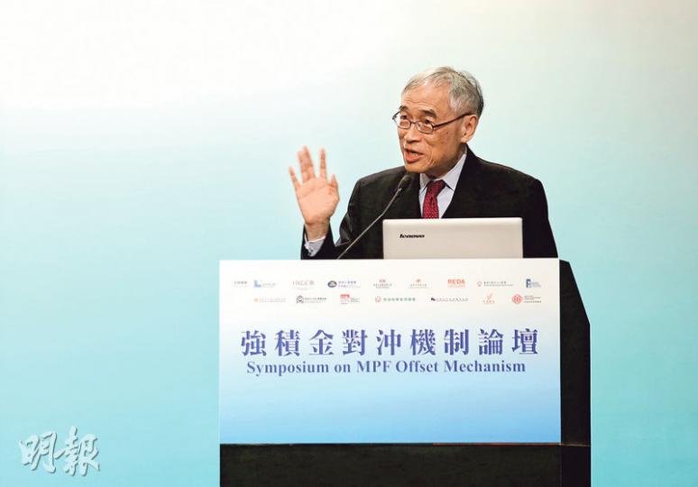 前中大校長劉遵義昨以經濟學者身分,出席商界的強積金對冲機制論壇。劉認為僱主不應承擔僱員百分百的退休責任,建議政府引入失業保險及殘疾保險。(鄧宗弘攝) 前中大校長劉遵義昨以經濟學者身分,出席商界的強積金對冲機制論壇。劉認為僱主不應承擔僱員百分百的退休責任,建議政府引入失業保險及殘疾保險。(鄧宗弘攝)