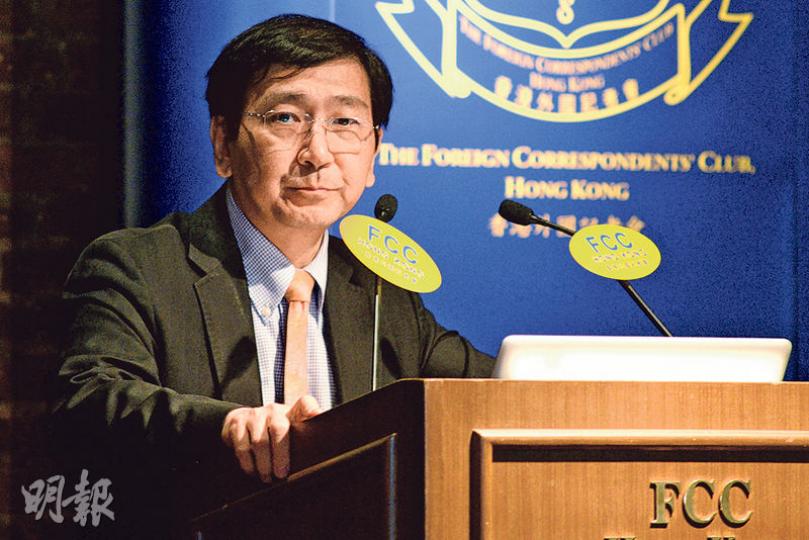 港大法律學院教授陳文敏出席人權新聞獎活動後表示,《基本法》附件三應只限與國防、外交、中港關係有關條文,若只涉及一條鐵路,似乎不是中港關係問題,擔心若不小心處理,會開了中國法律在港實施的缺口。(黃志東攝) 港大法律學院教授陳文敏出席人權新聞獎活動後表示,《基本法》附件三應只限與國防、外交、中港關係有關條文,若只涉及一條鐵路,似乎不是中港關係問題,擔心若不小心處理,會開了中國法律在港實施的缺口。(黃志東攝)