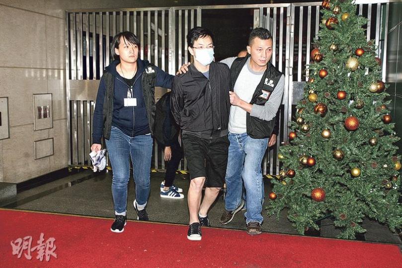 涉案的婚紗店男負責人被探員押返警署扣查。(伍浦鋒攝) 涉案的婚紗店男負責人被探員押返警署扣查。(伍浦鋒攝)